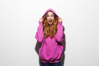 Beyaz arka plan üzerinde izole neşeli kadın 20'li yaşlarda sweatshirt giyen gülümseyen bir görüntü