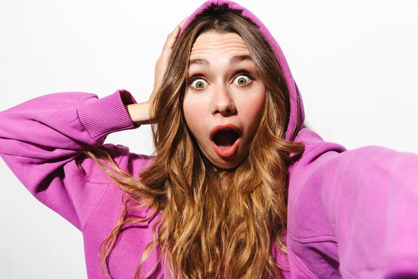 Portret Van Verrast Vrouw 20S Dragen Sweatshirt Lachen Terwijl Het — Stockfoto