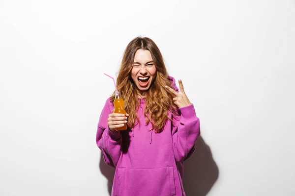 Retrato Mujer Adorable Años Usando Sudadera Bebiendo Refresco Usando Paja — Foto de Stock