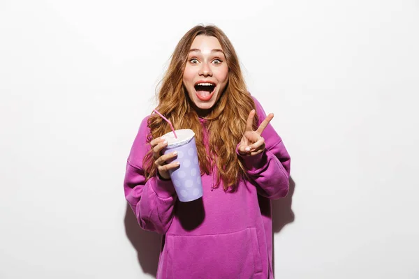 Retrato Mujer Atractiva Años Usando Sudadera Bebiendo Refresco Taza Papel —  Fotos de Stock