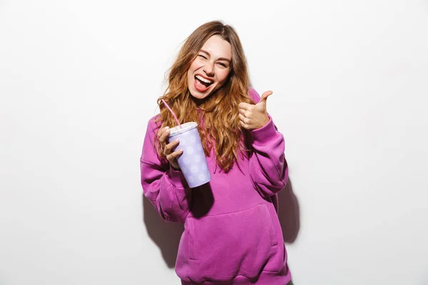 Portret Van Lachende Vrouw 20S Dragen Sweatshirt Frisdrank Drinken Uit — Stockfoto