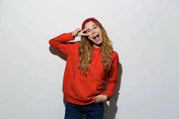 Retrato Uma Jovem Alegre Vestindo Capuz Isolado Sobre Fundo Branco — Fotografia de Stock