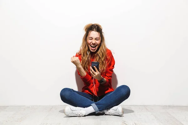 Retrato Uma Jovem Excitada Usando Capuz Sentada Isolada Sobre Fundo — Fotografia de Stock