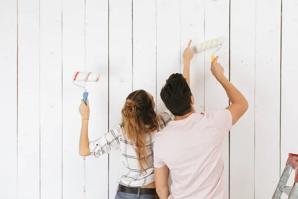 Foto Jovem Casal Homem Mulher Pintando Parede Branca Fazendo Renovação — Fotografia de Stock