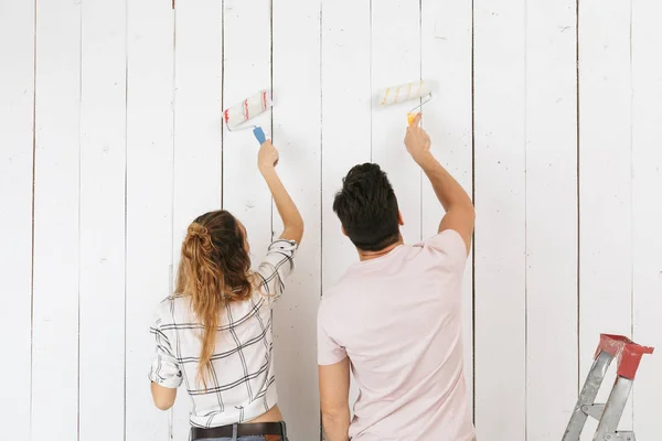 Çift Adam Beyaz Duvar Boyama Boya Merdaneleri Kullanarak Yenileme Yapma — Stok fotoğraf