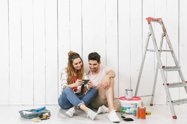 Foto Coppia Carina Uomo Donna Seduti Sul Pavimento Sopra Una — Foto Stock