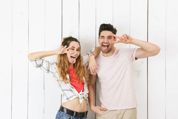 Foto Pareja Feliz Hombre Mujer Pie Sobre Pared Blanca Mientras — Foto de Stock