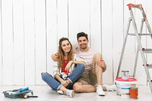 Foto Casal Feliz Homem Mulher Sentados Chão Sobre Parede Branca — Fotografia de Stock