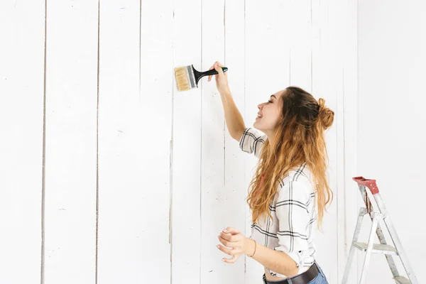 Afbeelding Van Mooie Vrouw 20S Schilderij Witte Muur Maken Renovatie — Stockfoto
