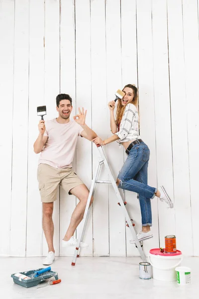 Foto Comprimento Total Casal Alegre Homem Mulher Escada Enquanto Pintando — Fotografia de Stock