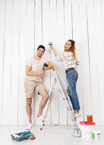 Foto Comprimento Total Casal Sorridente Homem Mulher Escada Enquanto Pintava — Fotografia de Stock