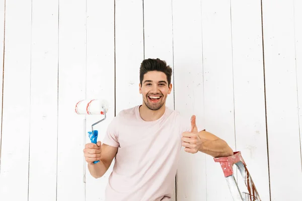 Foto Maskulina Mannen 20S Målning Vit Vägg Och Göra Renovering — Stockfoto