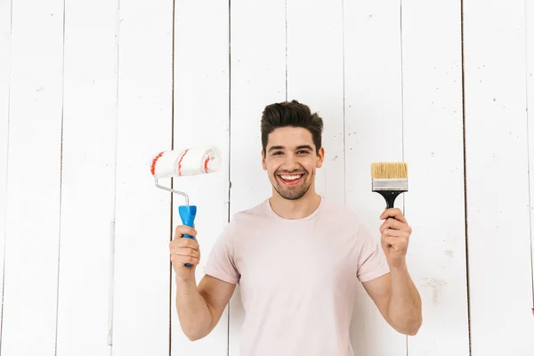 Porträtt Glada Mannen 20S Holding Paint Roller Och Borsta Medan — Stockfoto