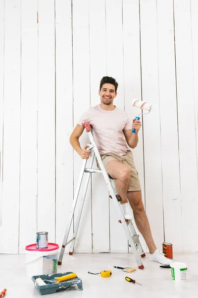 Retrato Comprimento Total Homem Europeu 20S Escada Com Rolo Pintura — Fotografia de Stock