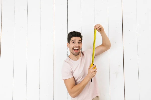 Retrato Homem Masculino 20S Segurando Régua Amarela Para Medição Sobre — Fotografia de Stock