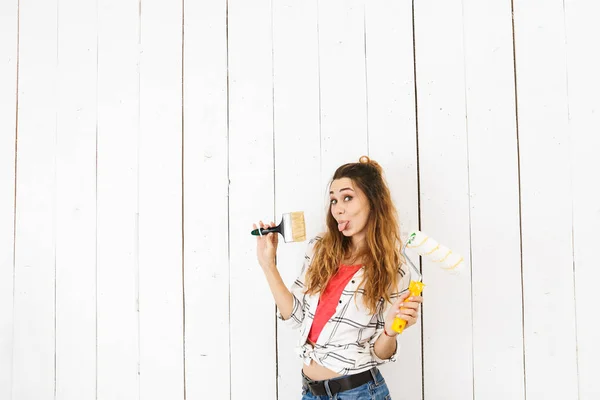 Immagine Della Bella Donna 20S Tenendo Rullo Pennello Mentre Dipinge — Foto Stock