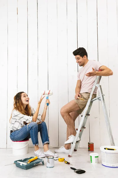 Portret Van Mooie Paar Man Vrouw Ladder Terwijl Schilderij Muur — Stockfoto