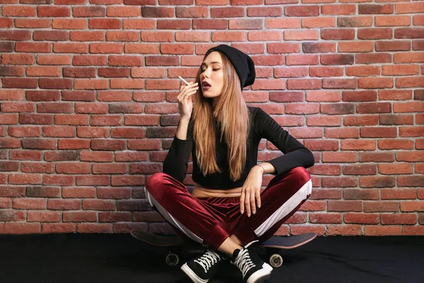 Foto Menina Desportiva Europeia Anos Sentada Skate Com Cigarro Contra — Fotografia de Stock