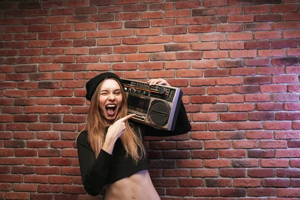 Imagen Hermosa Mujer Hip Hop Años Pie Contra Pared Ladrillo — Foto de Stock