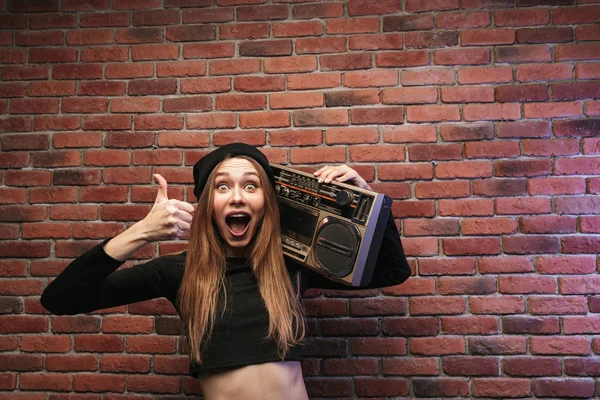 Imagen Mujer Deportiva Hip Hop Años Pie Contra Pared Ladrillo —  Fotos de Stock