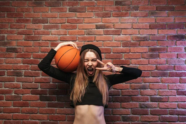 Portrét Kavkazský Dívky 20S Stojící Proti Cihlové Zdi Drží Basketbal — Stock fotografie
