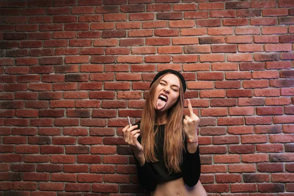 Image Cheeky Sporty Girl Standing Brick Wall Cigarette Showing Fuck — Stock Photo, Image