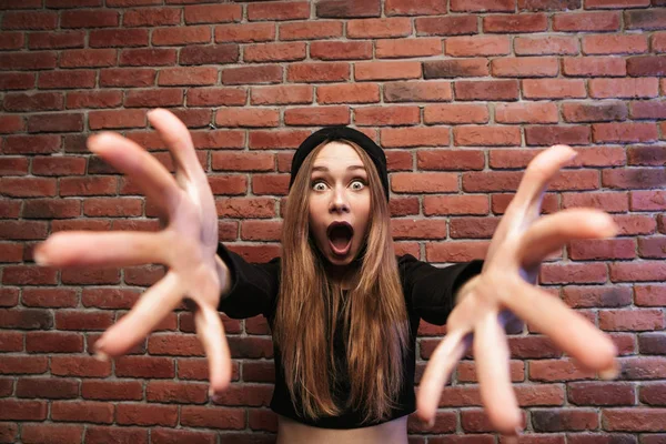 Imagem Menina Desportiva Surpreso Contra Parede Tijolo Estendendo Braços Para — Fotografia de Stock