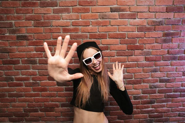 Imagem Menina Elegante Desportiva Chapéu Óculos Sol Rindo Enquanto Está — Fotografia de Stock