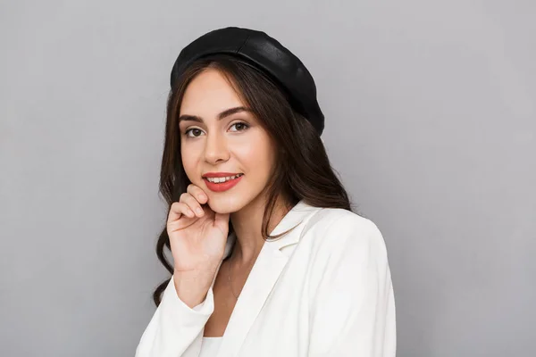 Portrait Smiling Young Woman Wearing Beret Standing Isolated Gray Background — Stock Photo, Image