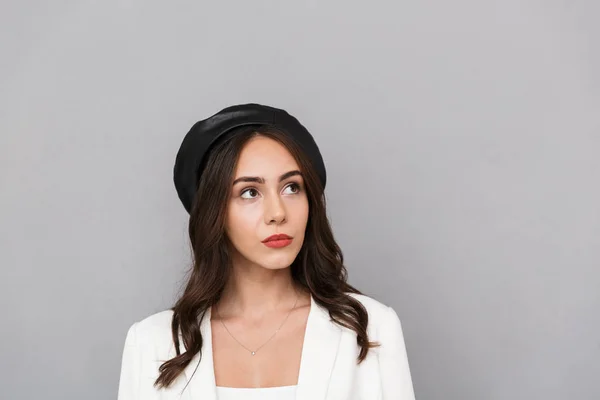 Retrato Uma Jovem Bonita Usando Boina Isolado Sobre Fundo Cinza — Fotografia de Stock