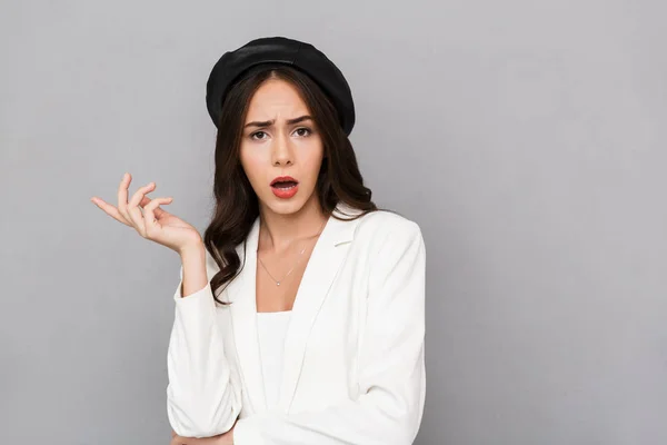 Retrato Uma Jovem Mulher Confusa Vestindo Boina Isolado Sobre Fundo — Fotografia de Stock