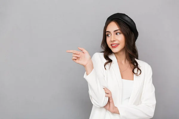 Portrait Une Jeune Femme Joyeuse Portant Béret Debout Isolé Sur — Photo