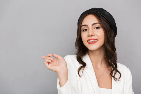 Retrato Una Joven Feliz Con Boina Pie Aislada Sobre Fondo —  Fotos de Stock