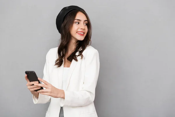 Retrato Una Hermosa Joven Vestida Con Chaqueta Sobre Fondo Gris — Foto de Stock