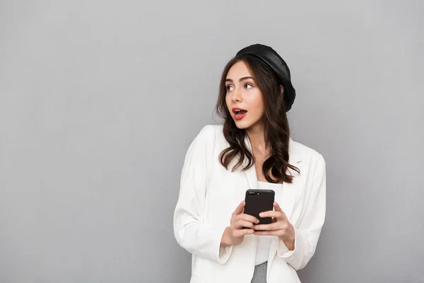 Retrato Una Hermosa Joven Vestida Con Chaqueta Sobre Fondo Gris —  Fotos de Stock