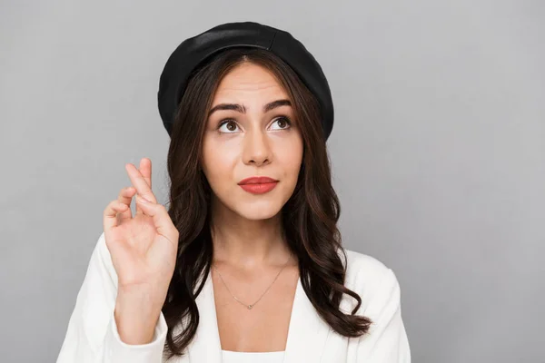 Portret Van Een Mooie Jonge Vrouw Dragen Baret Permanent Geïsoleerde — Stockfoto