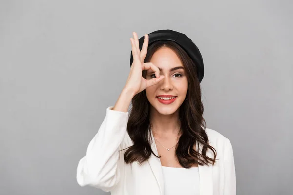 Retrato Uma Jovem Mulher Sorrindo Usando Boina Isolado Sobre Fundo — Fotografia de Stock