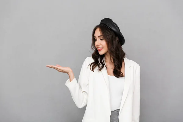 Retrato Uma Jovem Mulher Sorrindo Usando Boina Isolado Sobre Fundo — Fotografia de Stock