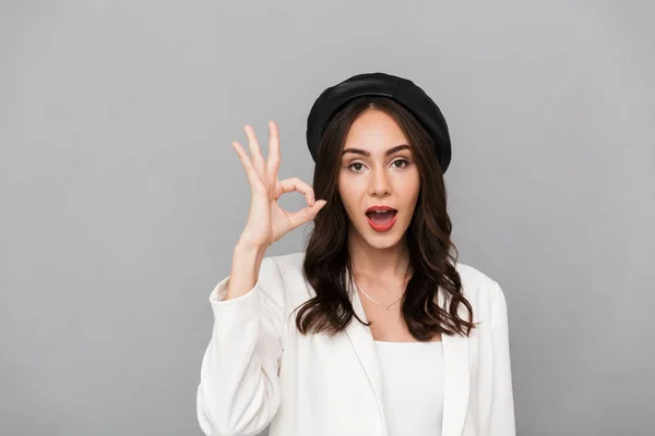 Retrato Una Joven Alegre Con Boina Pie Aislada Sobre Fondo —  Fotos de Stock