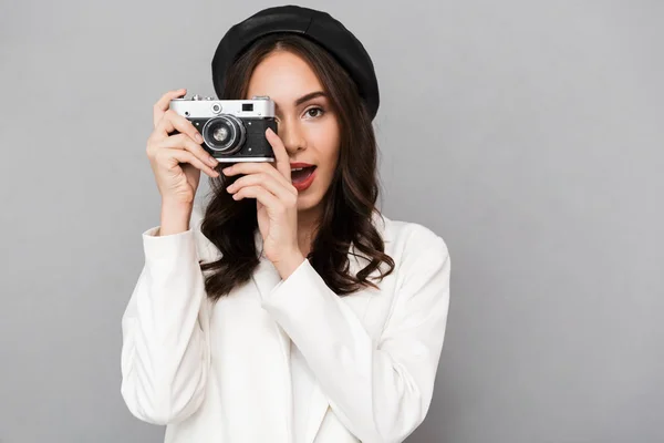 Retrato Uma Bela Jovem Vestida Jaqueta Sobre Fundo Cinza Tirando — Fotografia de Stock