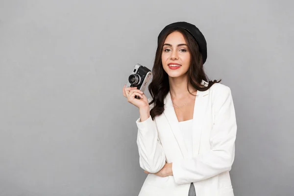 Retrato Una Hermosa Joven Sonriente Vestida Con Chaqueta Sobre Fondo — Foto de Stock