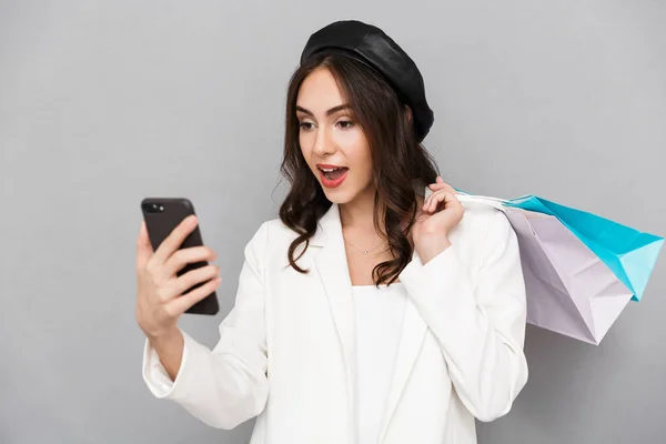 Retrato Una Bonita Joven Vestida Con Chaqueta Sobre Fondo Gris — Foto de Stock