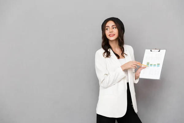 Retrato Una Joven Bonita Sonriente Vestida Con Chaqueta Pantalones Parados —  Fotos de Stock