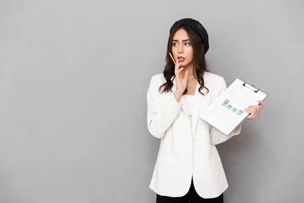 Retrato Una Joven Bonita Confusa Vestida Con Chaqueta Pantalones Parados —  Fotos de Stock