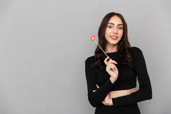 Retrato Una Joven Sonriente Vestida Con Ropa Negra Sosteniendo Labios — Foto de Stock