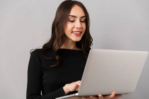 Close Uma Jovem Mulher Morena Sorridente Usando Computador Portátil Sobre — Fotografia de Stock