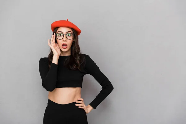 Retrato Uma Jovem Chocada Vestida Chapéu Óculos Sobre Fundo Cinza — Fotografia de Stock