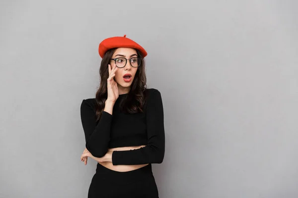 Портрет Шокированной Молодой Женщины Шляпе Очках Стоящей Сером Фоне Отводящей — стоковое фото