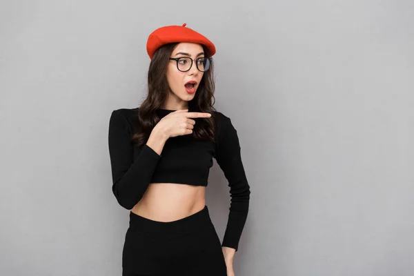 Retrato Uma Jovem Chocada Vestida Chapéu Óculos Sobre Fundo Cinza — Fotografia de Stock