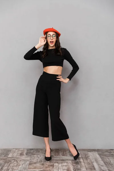 Full Length Portrait Cheerful Young Woman Dressed Black Pants Hat — Stock Photo, Image